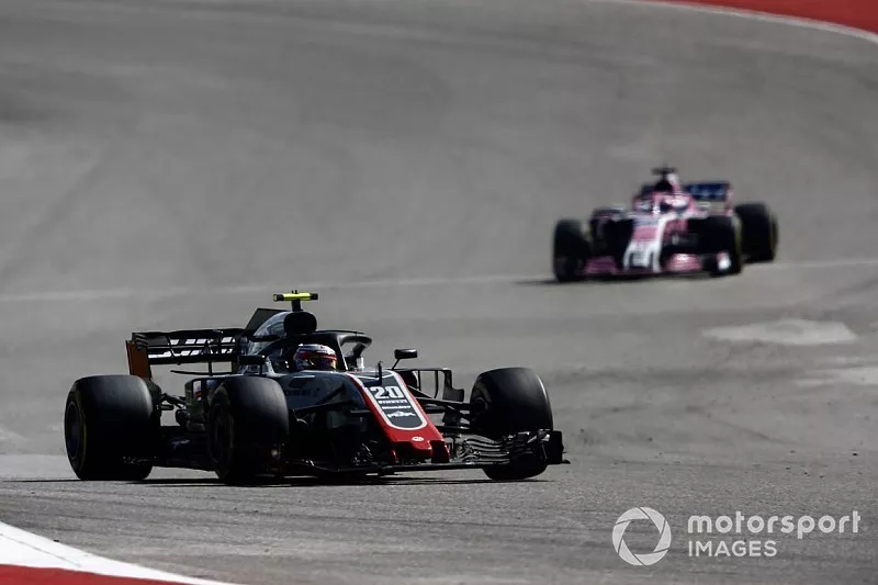 Kevin Magnussen, Haas F1 Team VF-18, leads Sergio Perez, Racing Point Force India VJM11