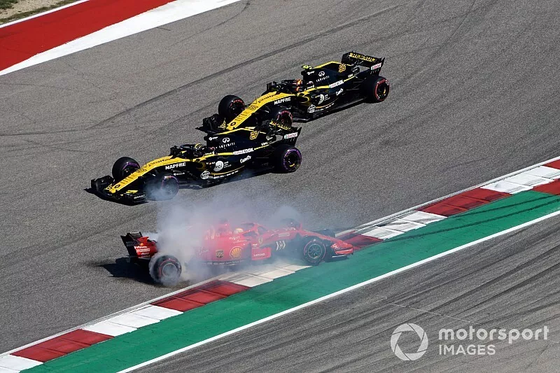 Sebastian Vettel, Ferrari SF71H hace un trompo después del contacto con Daniel Ricciardo, Red Bull Racing RB14