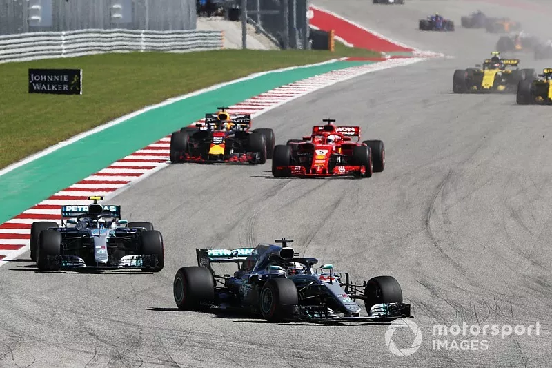 Lewis Hamilton, Mercedes AMG F1 W09 EQ Power+ leads Valtteri Bottas, Mercedes AMG F1 W09 EQ Power+, Sebastian Vettel, Ferrari SF71H and Daniel Ricciardo, Red Bull Racing RB14 