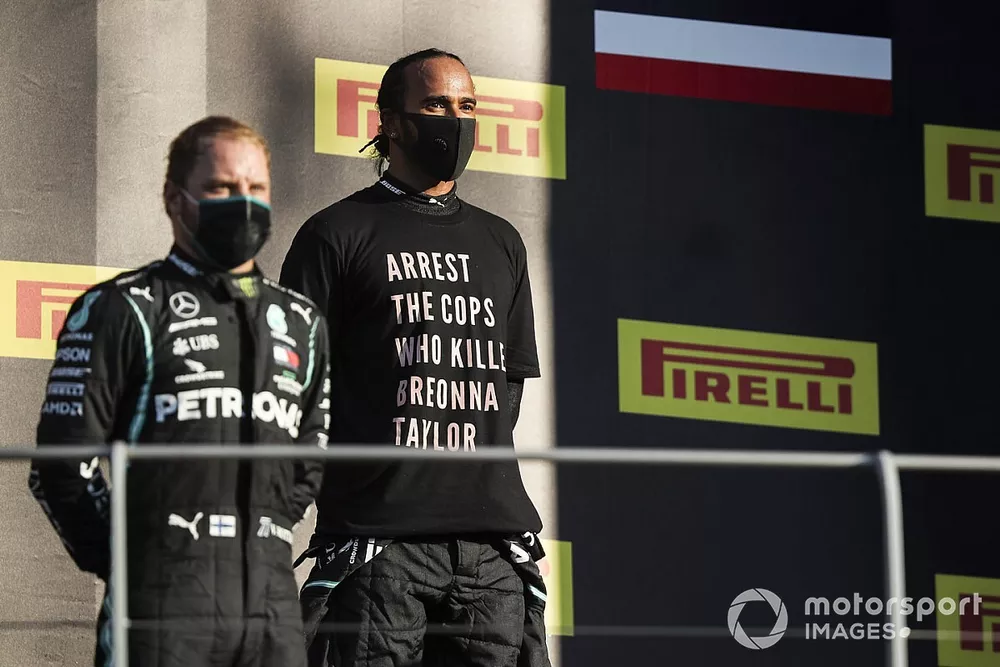 Valtteri Bottas, Mercedes-AMG F1, , 2&egrave;me position, et le vainqueur Lewis Hamilton, Mercedes-AMG F1, sur le podium