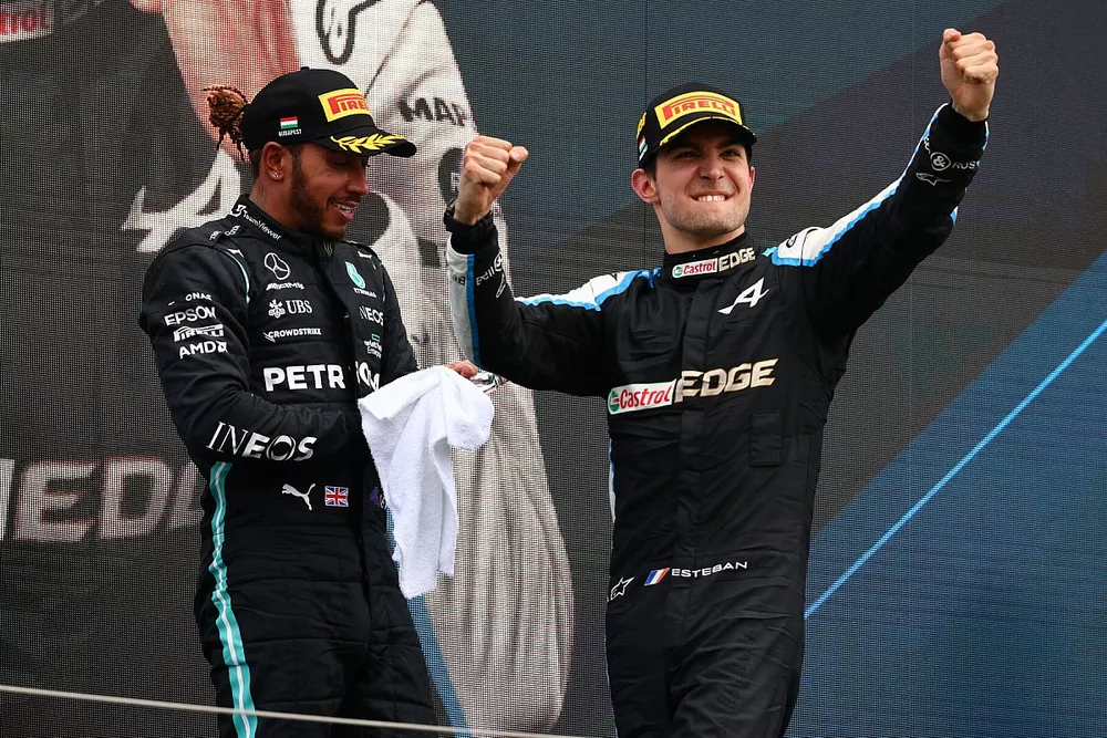 Le vainqueur Esteban Ocon, Alpine F1, et le troisi&egrave;me Lewis Hamilton, Mercedes, sur le podium