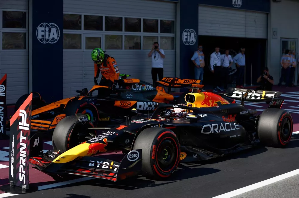 El hombre de la pole Max Verstappen, Red Bull Racing, y Lando Norris, McLaren F1 Team, llegan a Parc Ferme tras la clasificaci&oacute;n Sprint.