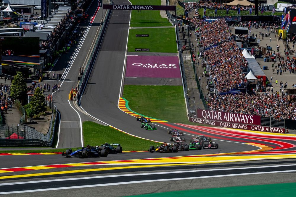 Alex Albon, Williams FW46, Fernando Alonso, Aston Martin AMR24, Max Verstappen, Red Bull Racing RB20, Esteban Ocon, Alpine A524, o restante da equipe na largada