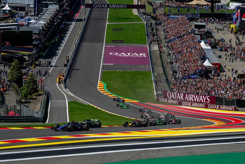 Alex Albon, Williams FW46, Fernando Alonso, Aston Martin AMR24, Max Verstappen, Red Bull Racing RB20, Esteban Ocon, Alpine A524, o restante da equipe na largada