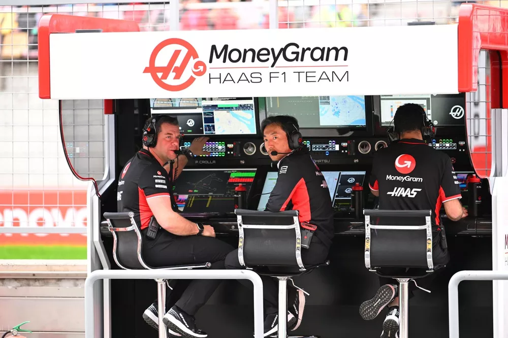 Ayao Komatsu, Team Principal, Haas F1 Team, sur le muret des stands