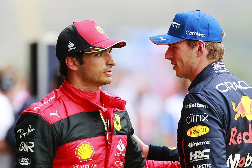 Carlos Sainz, Ferrari, Max Verstappen, Red Bull Racing, in Parc Ferme
