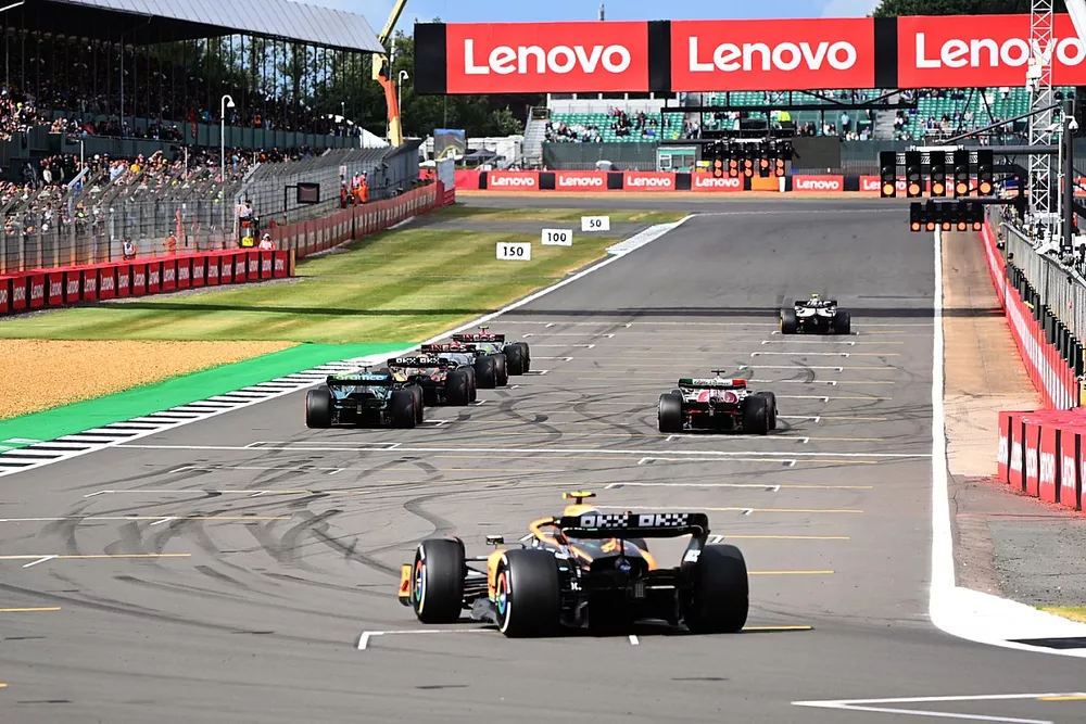 Lando Norris, McLaren MCL36, approaches as Lewis Hamilton, Mercedes W13, George Russell, Mercedes W13, Daniel Ricciardo, McLaren MCL36, Valtteri Bottas, Alfa Romeo C42, Sebastian Vettel, Aston Martin AMR22, practice their start procedures at the e