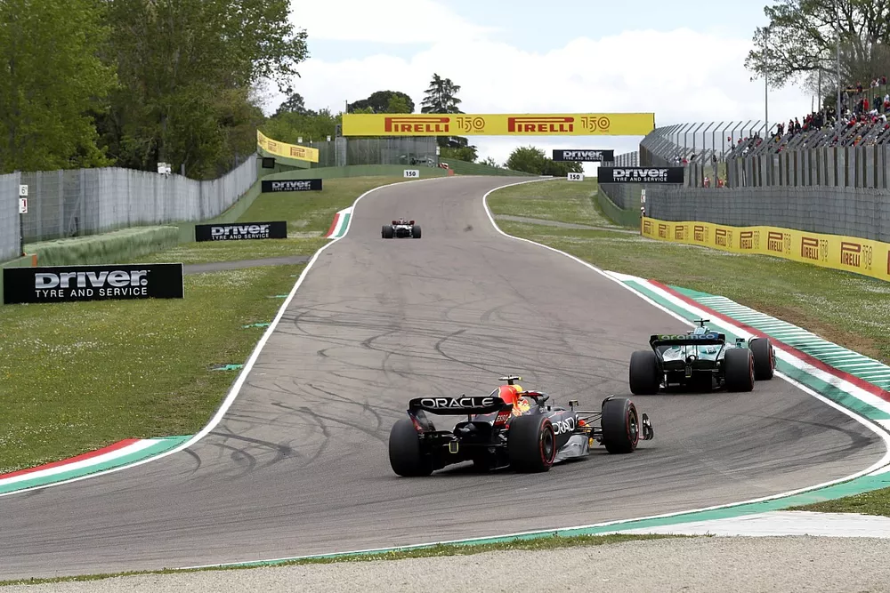 Lewis Hamilton, Mercedes W13, Lance Stroll, Aston Martin AMR22, Sergio Perez, Red Bull Racing RB18