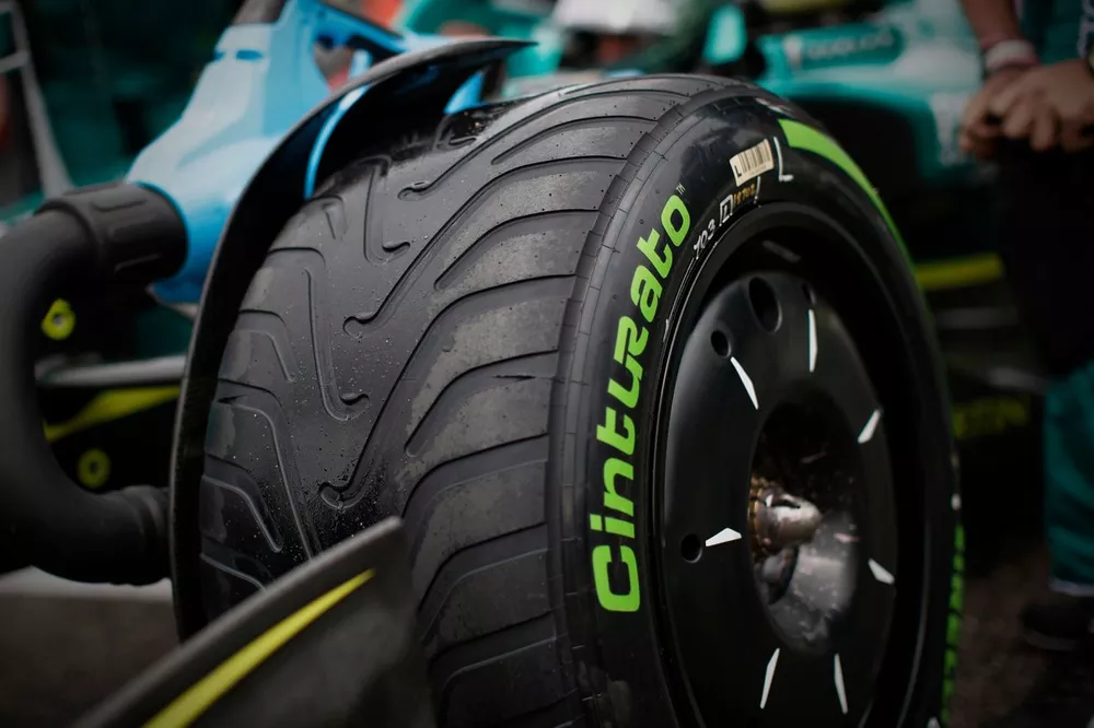 Pneumatico intermedio sulla macchina di Lance Stroll, Aston Martin AMR22