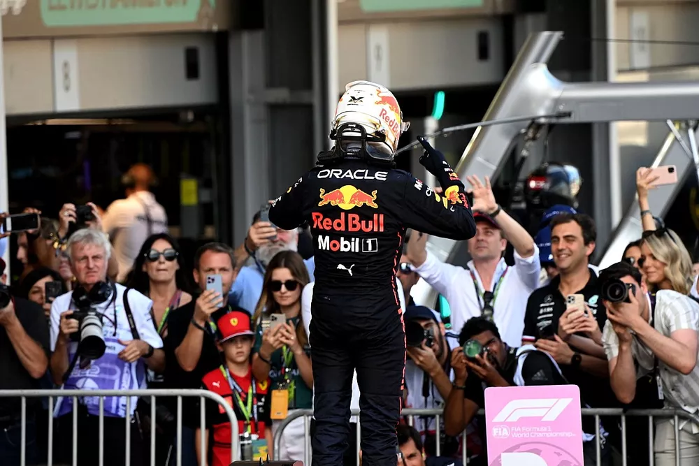 Max Verstappen, Red Bull Racing, primo classificato, festeggia all'arrivo al Parc Ferme