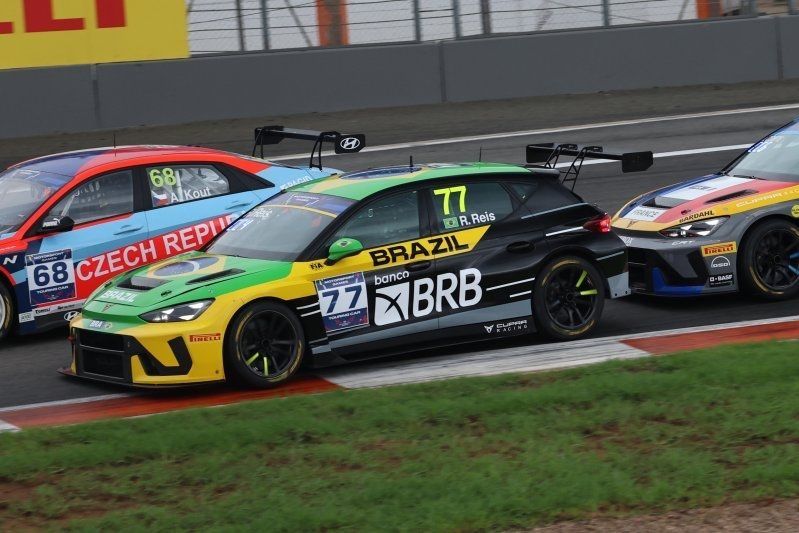 Raphael Reis na etapa derradeira da categoria Turismo no FIA Motorsport Games.