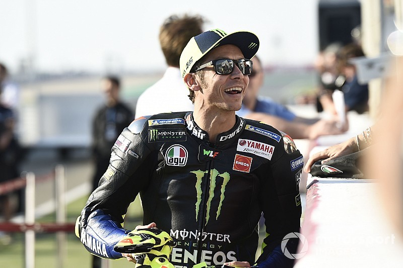 Hamilton a MotoGP nyitóhétvégéjén Katarban: