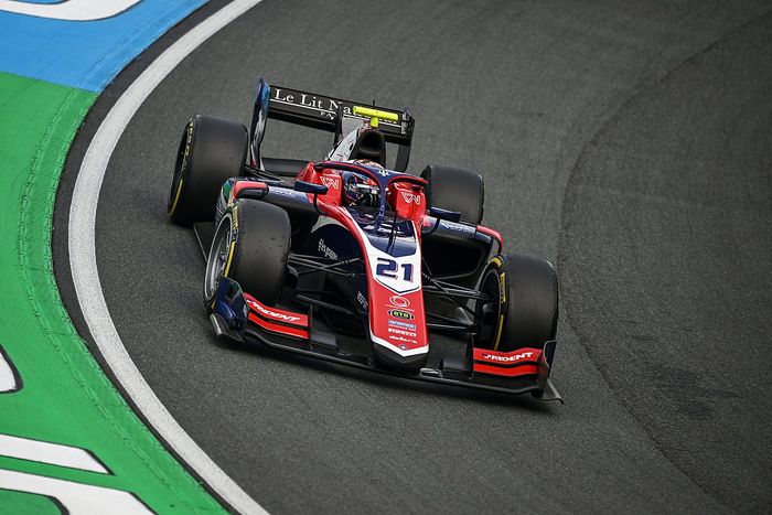 波乱のフィーチャーレースをノバラクが制す。岩佐歩夢13位、ランキング上位勢が軒並み不発|F2ザントフールト