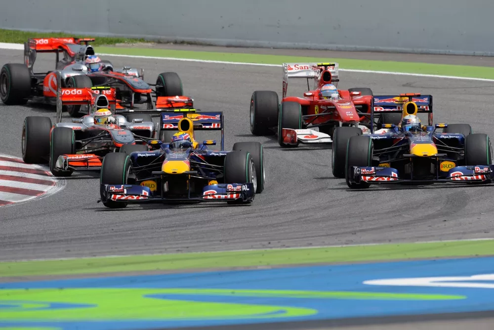 Mark Webber, Red Bull Racing RB6 devant Sebastian Vettel, Red Bull Racing RB6 