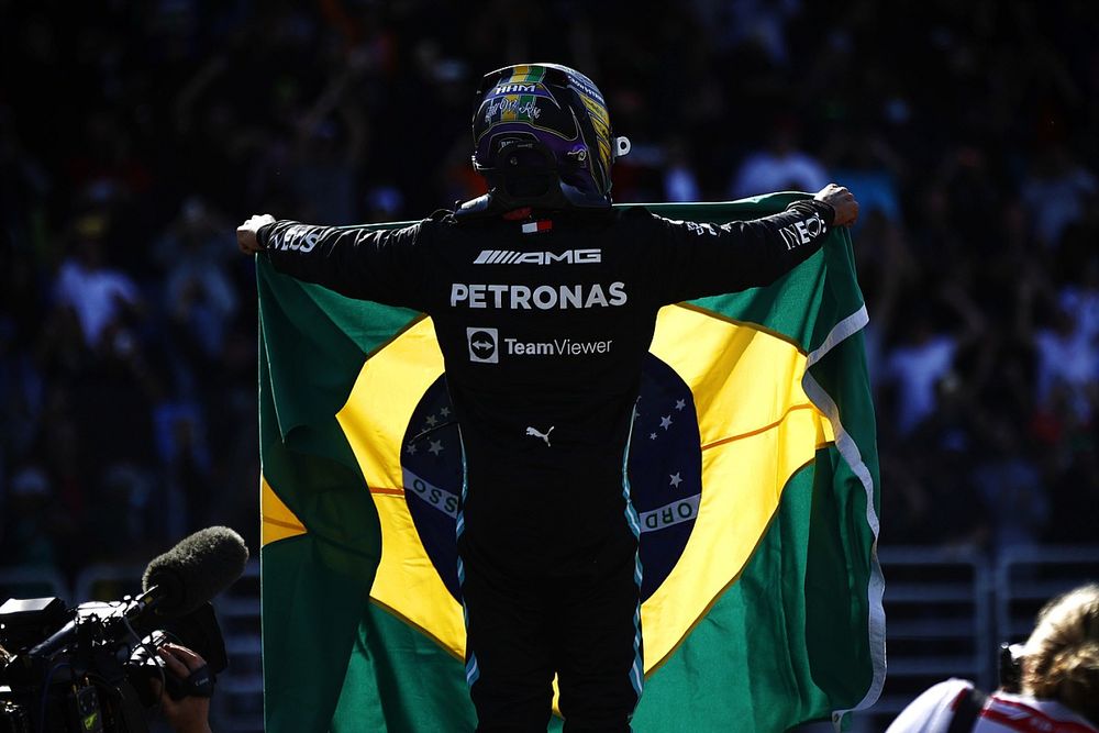 Lewis Hamilton, Mercedes, 1ª posición, lo celebra con una bandera brasileña en el Parc Ferme