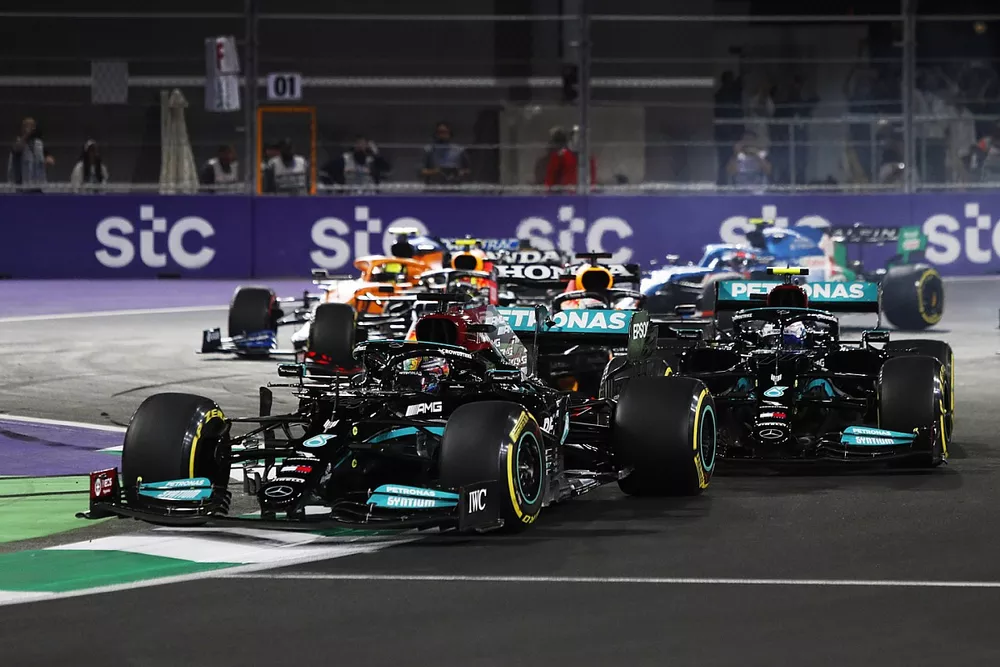 Lewis Hamilton, Mercedes W12, Valtteri Bottas, Mercedes W12, Max Verstappen, Red Bull Racing RB16B, y Sergio P&eacute;rez, Red Bull Racing RB16B, en la salida