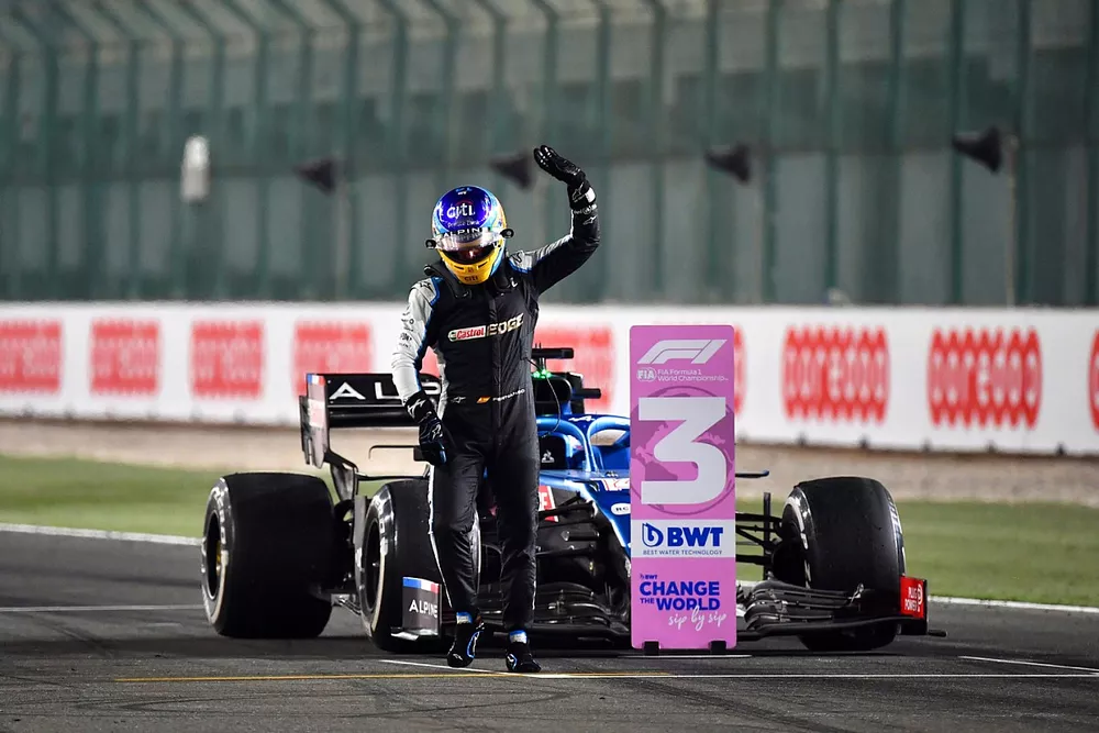 Fernando Alonso, Alpine A521, tercer clasificado del GP de Qatar, lo celebra en la recta principal