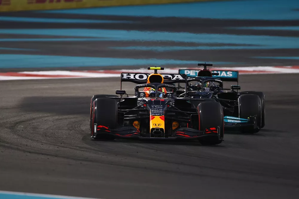 Sergio Perez, Red Bull Racing RB16B, Lewis Hamilton, Mercedes W12