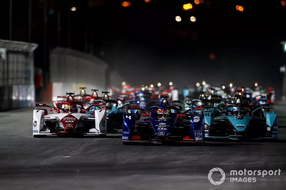 Robin Frijns, Envision Virgin Racing, Audi e-tron FE07, devance Sam Bird, Panasonic Jaguar Racing, Jaguar I-Type 5, Sergio Sette Camara, Dragon Penske Autosport, Penske EV-4, et le reste des monoplaces au d&eacute;part
