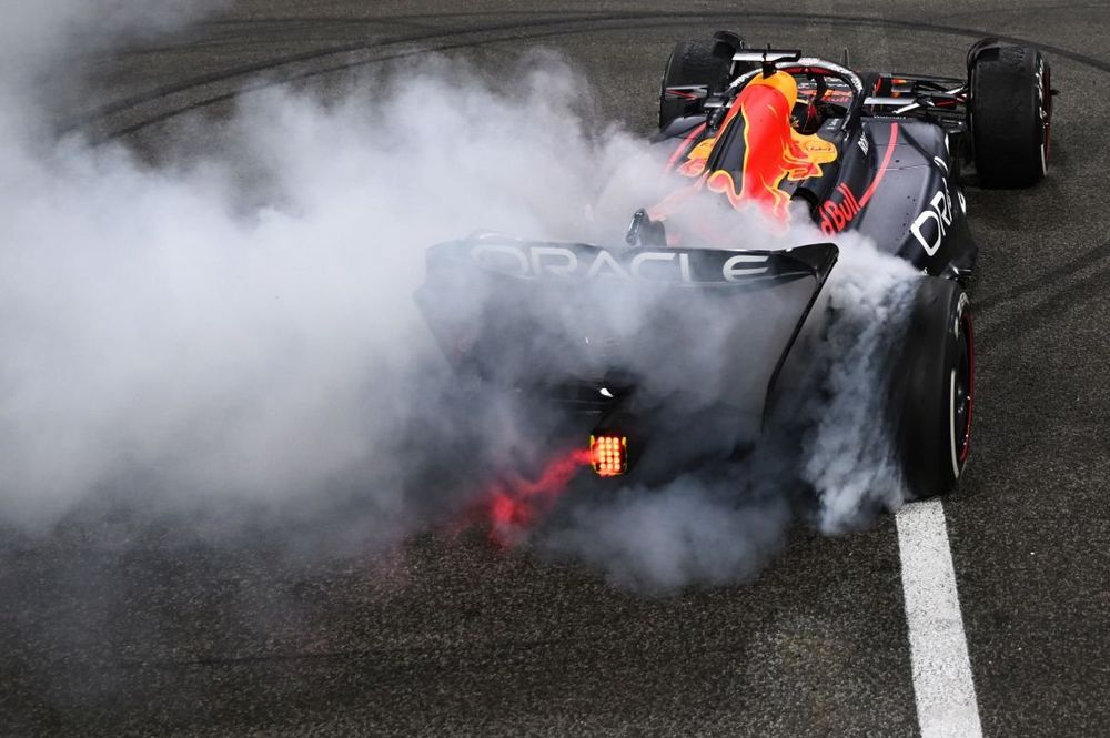 Ganador Max Verstappen, Red Bull Racing RB19, realiza donuts
