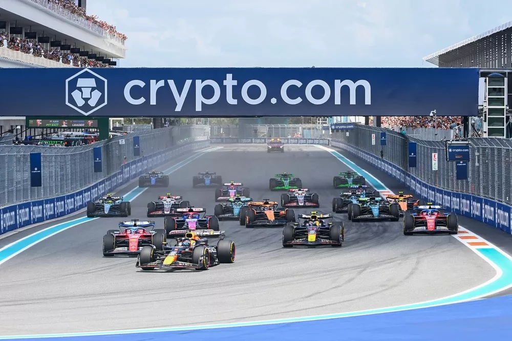 Max Verstappen, Red Bull Racing RB20, leads Charles Leclerc, Ferrari SF-24, Sergio Perez, Red Bull Racing RB20, Daniel Ricciardo, VCARB 01, Carlos Sainz, Ferrari SF-24, Oscar Piastri, McLaren MCL38, and the rest of the field at the start of the Sprint rac