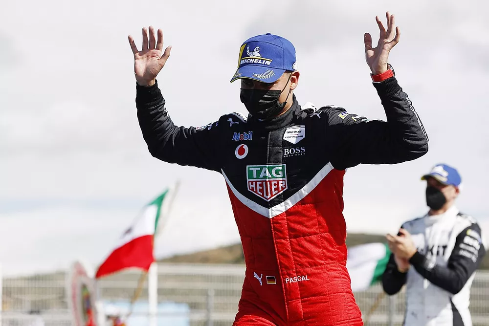 Pascal Wehrlein, Tag Heuer Porsche, deuxi&egrave;me, dans le parc ferm&eacute;