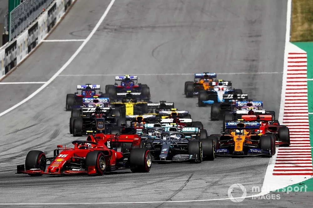 Charles Leclerc, Ferrari SF90 devant Valtteri Bottas, Mercedes AMG W10, Lewis Hamilton, Mercedes AMG F1 W10 et Lando Norris, McLaren MCL34, au d&eacute;but de la course