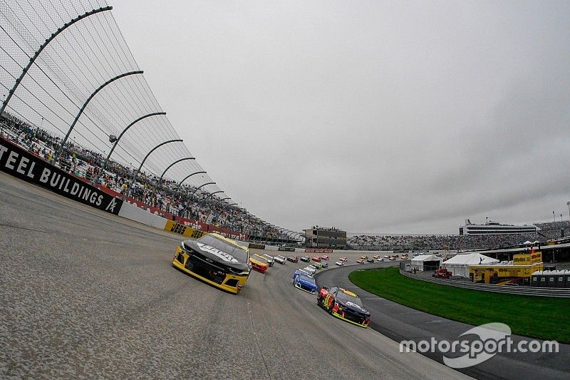 Lluvia pospone la carrera en Dover hasta el lunes por la tarde.