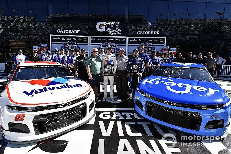 Front row: Pole sitter #47: Ricky Stenhouse Jr., JTG Daugherty Racing, Chevrolet Camaro Kroger, Alex Bowman, Hendrick Motorsports, Chevrolet Camaro Valvoline