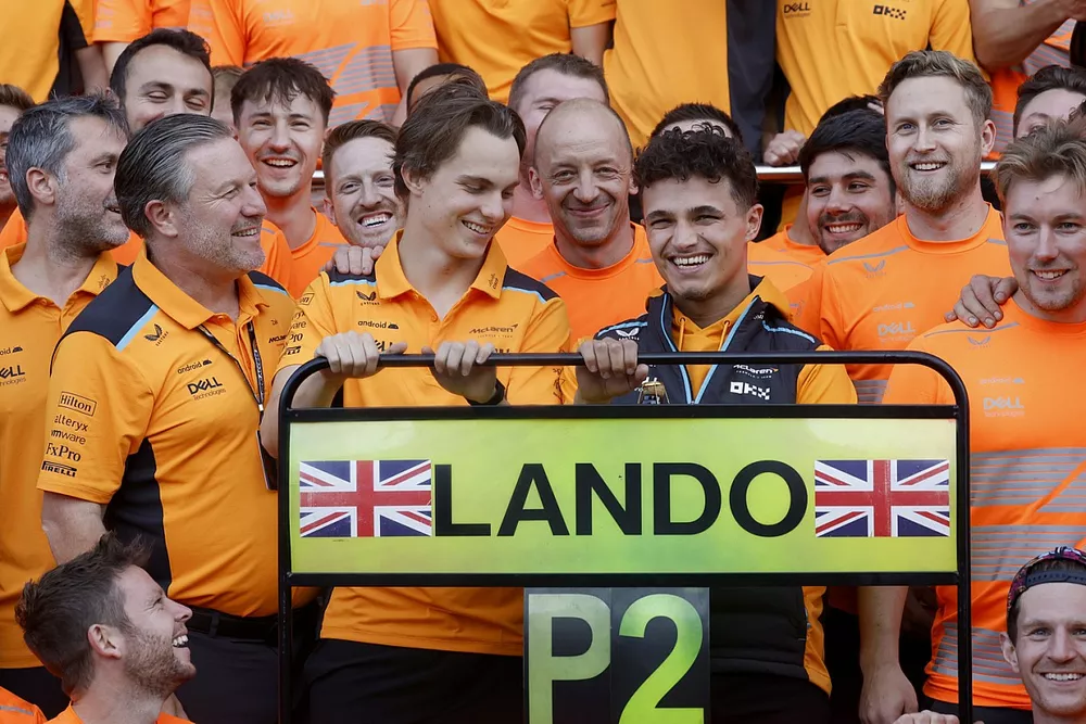 Zak Brown, CEO de McLaren Racing, Oscar Piastri, McLaren, Lando Norris, McLaren, segundo clasificado y todo el equipo celebra el podio en Silverstone