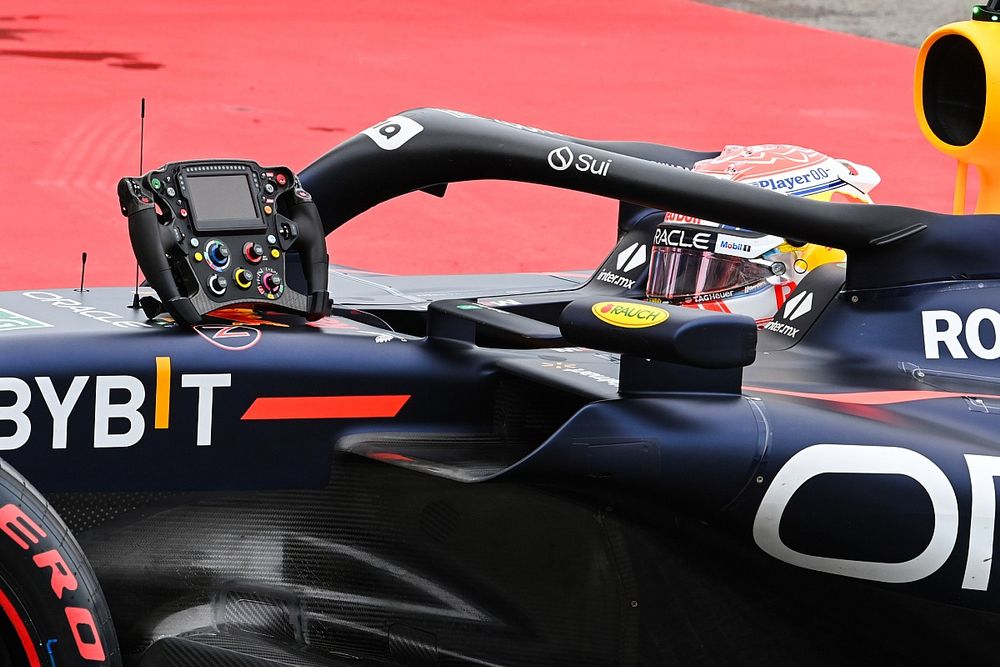 Ganador de la pole Max Verstappen, Red Bull Racing RB19, llega al Parc Ferme tras la clasificaci&oacute;n