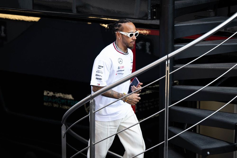 Lewis Hamilton, del equipo Mercedes-AMG F1, sube las escaleras de la unidad de hospitalidad de Mercedes AMG