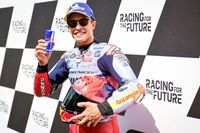 Lorenzo cree que la lesi&oacute;n sigue "lastrando" a M&aacute;rquez, pero le ve ganando otro t&iacute;tulo