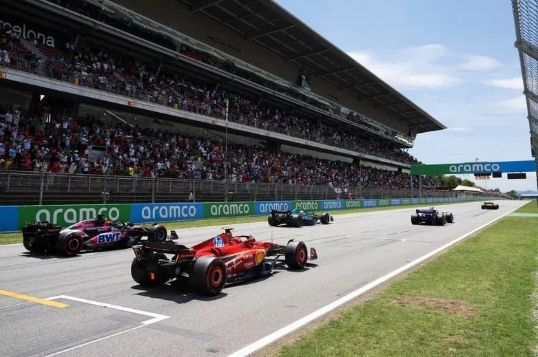 Essais de départ pour Fernando Alonso, Aston Martin AMR24, Esteban Ocon, Alpine A524, Carlos Sainz, Ferrari SF-24