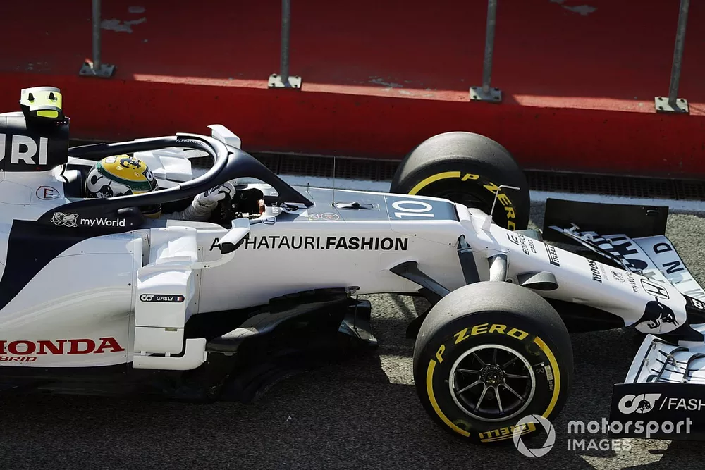 Pierre Gasly, AlphaTauri AT01, drives with an Ayrton Senna tribute helmet