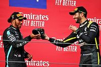 V&iacute;deo: Hamilton bebe de la bota de Ricciardo en tiempos de COVID