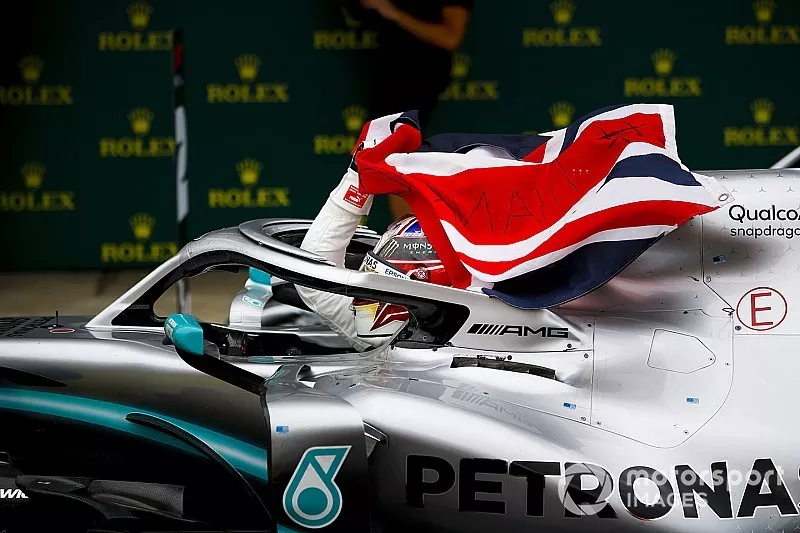 Ganador Lewis Hamilton, Mercedes AMG F1 W10 con bandera
