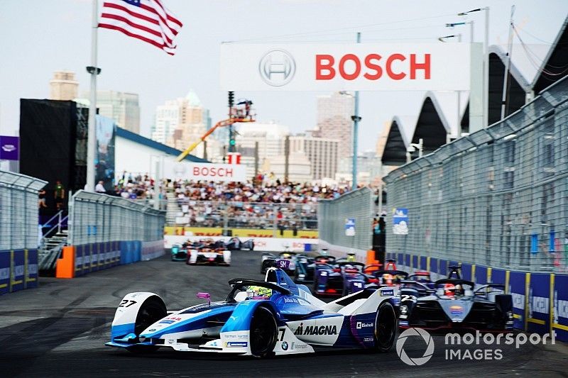 Alexander Sims, BMW I Andretti Motorsports, BMW iFE.18, at the start of the race