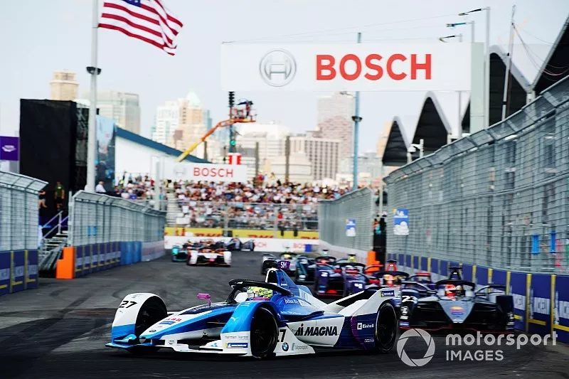 Alexander Sims, BMW I Andretti Motorsports, BMW iFE.18, at the start of the race