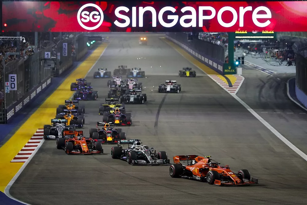 Charles Leclerc, Ferrari SF90 devant Lewis Hamilton, Mercedes AMG F1 W10, Sebastian Vettel, Ferrari SF90, Valtteri Bottas, Mercedes AMG W10 et Max Verstappen, Red Bull Racing RB15 au d&eacute;part