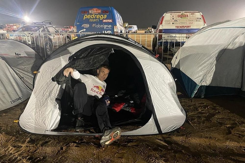 Sébastien Loeb en una tienda de campaña