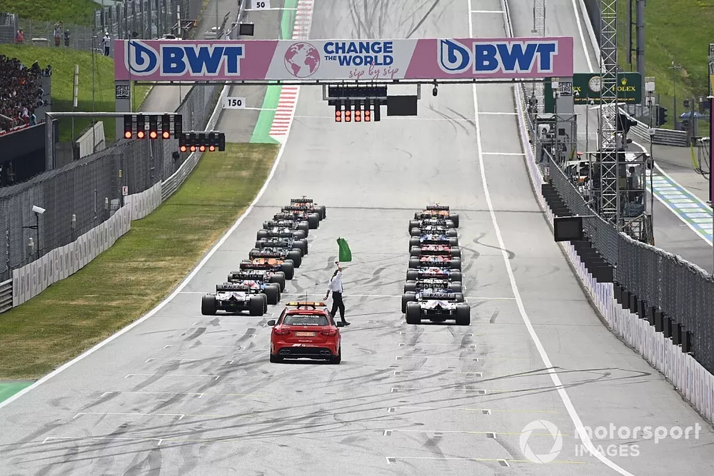 Max Verstappen, Red Bull Racing RB16B, and Lando Norris, McLaren MCL35M, prepare to lead the field away at the start