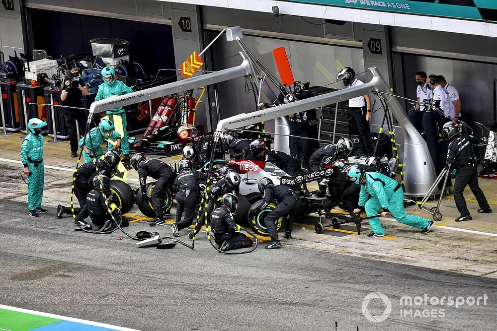 Lewis Hamilton, Mercedes W12 pitstop