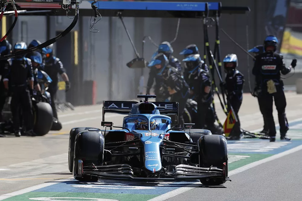 Fernando Alonso, Alpine A521 , leaves his pit box