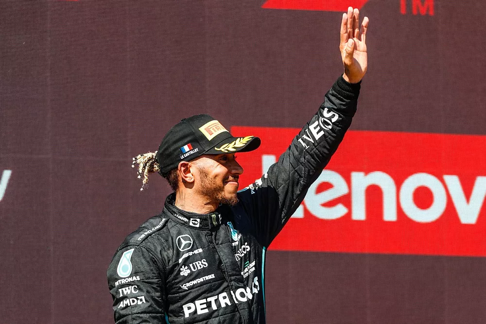 Le deuxi&egrave;me Lewis Hamilton, Mercedes-AMG, sur le podium