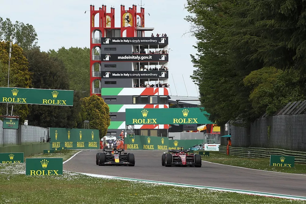 Max Verstappen, Red Bull Racing RB18, passa Charles Leclerc, Ferrari F1-75, e va al comando della Sprint Race