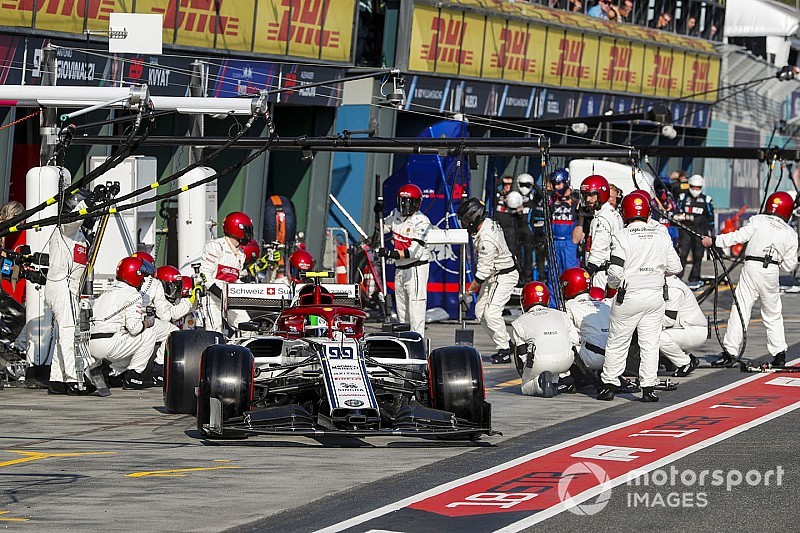 Giovinazzi con l'ala rotta ha fatto da tappo per aiutare il ritorno di Raikkonen