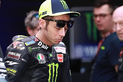 Rossi: “Estoy preocupado; en cinco vueltas destrocé el neumático”