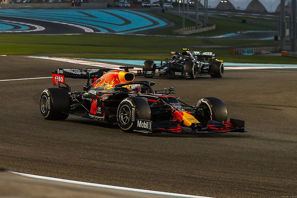 Max Verstappen, Red Bull Racing RB16, Valtteri Bottas, Mercedes F1 W11, and Lewis Hamilton, Mercedes F1 W11