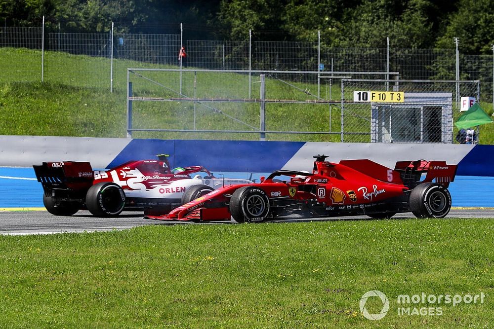 Sebastian Vettel, Ferrari fa un testacoda dopo un contatto con Carlos Sainz Jr., McLaren MCL35 mentre passa Antonio Giovinazzi, Alfa Romeo Racing C39